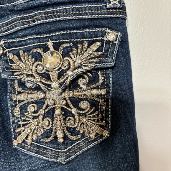 L.A Idol Mid-Rise Bling Embroidered Pocket Denim Capri’s Size 5 - Picture 3 of 7